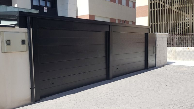 Tipos de puertas de garaje para renovar la fachada de tu casa
