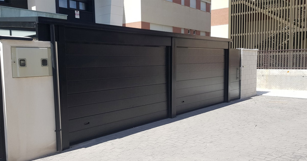 Tipos de puertas de garaje para renovar la fachada de tu casa